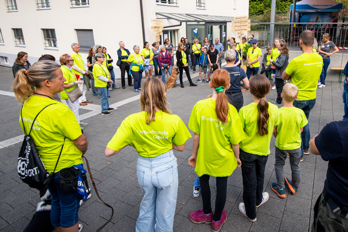 Die Freiwilligen versammelt vor dem Tag der offenen Tür