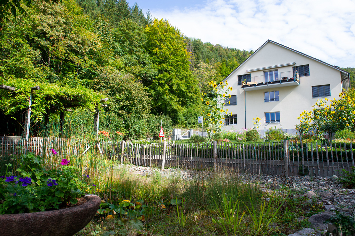 Der Weideligarten mit dem Seminarzentrum im Hintergrund
