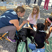 Botschafterhundehalterin infomiert, klärt auf, beantwortet Fragen.