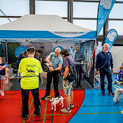Reger Austauch vor dem Stand userer Schule